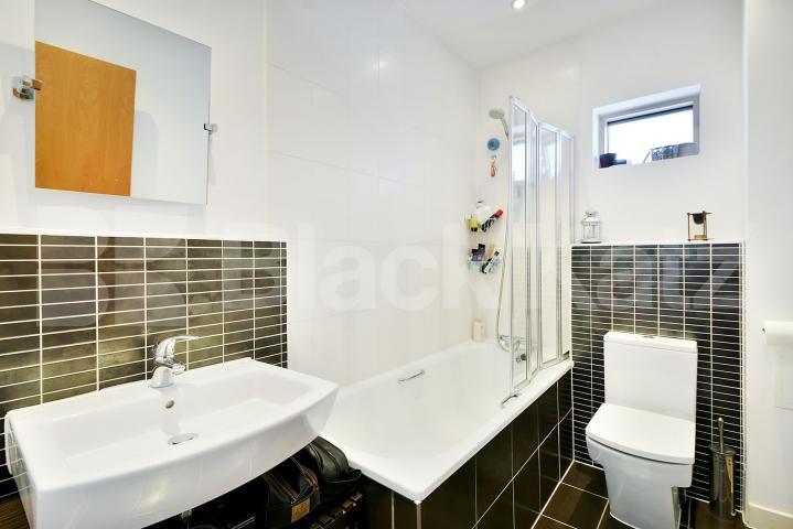 			Stunning Two Bedroom Property With roof Terrace !, 2 Bedroom, 1 bath, 1 reception Apartment			 Womersley Road, Crouch End